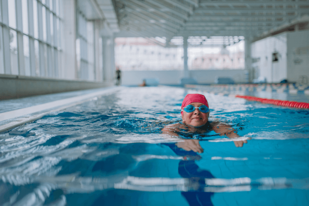 Você sabe porque é tão importante ensinar seu filho a nadar?