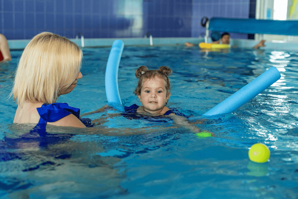 Descubra a partir de qual idade o bebê pode fazer natação