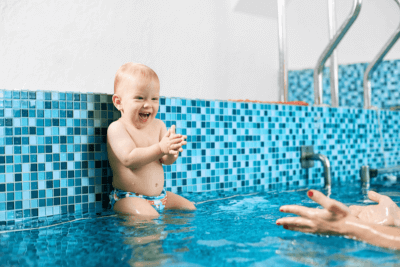 Descubra a partir de qual idade o bebê pode fazer natação