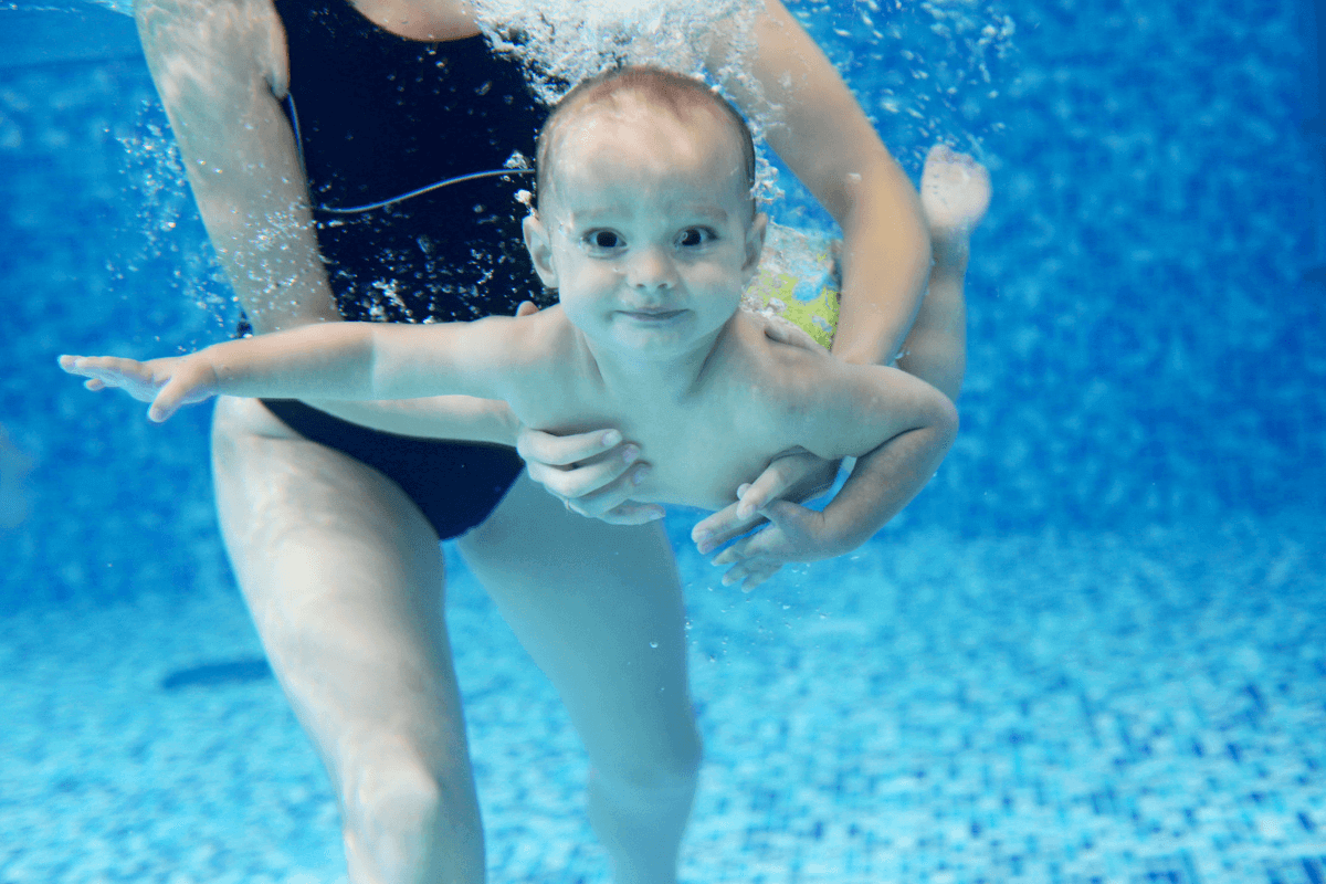 Bebê pode fazer natação? Entenda se sim e a partir de quando