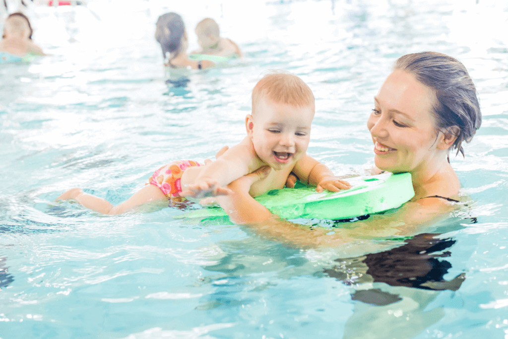 Bebê pode fazer natação? Entenda se sim e a partir de quando